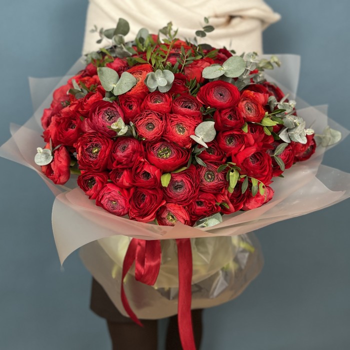 101 красный ранункулюс с эвкалиптом