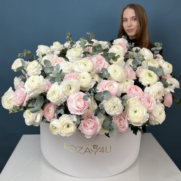 151 белый и розовый ранункулюс в большой коробке