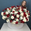 151 красный и белый ранункулюс в большой коробке