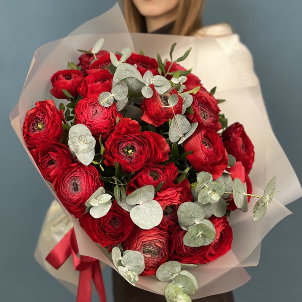 25 пышных красных ранункулюса с эвкалиптом