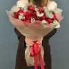 25 пышных красных ранункулюса с эвкалиптом