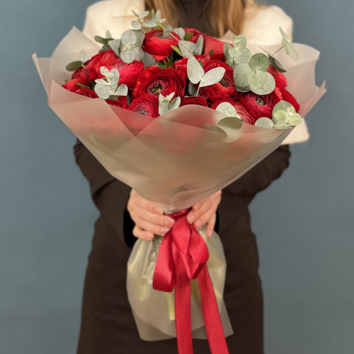 25 пышных красных ранункулюса с эвкалиптом