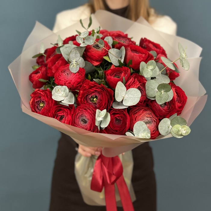 25 пышных красных ранункулюса с эвкалиптом