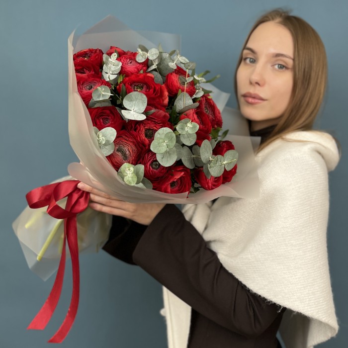 25 пышных красных ранункулюса с эвкалиптом