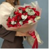 25 пышных красных ранункулюса с эвкалиптом