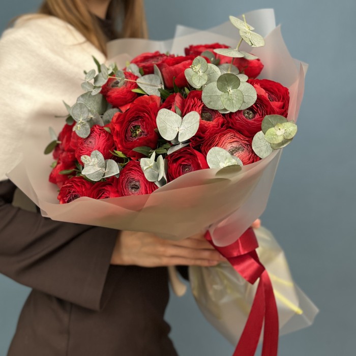 25 пышных красных ранункулюса с эвкалиптом