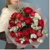 25 пышных красных ранункулюса с эвкалиптом