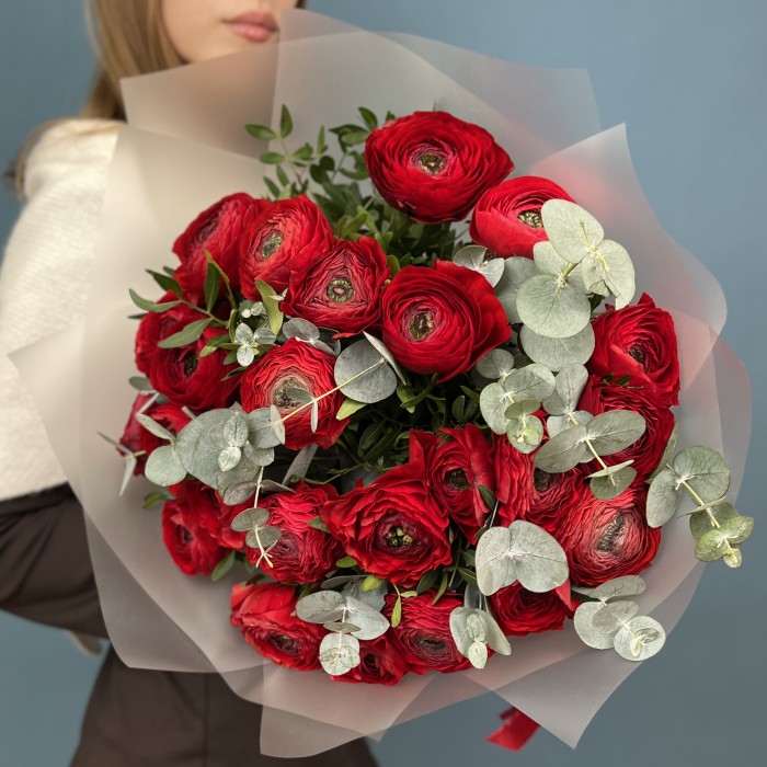 25 пышных красных ранункулюса с эвкалиптом