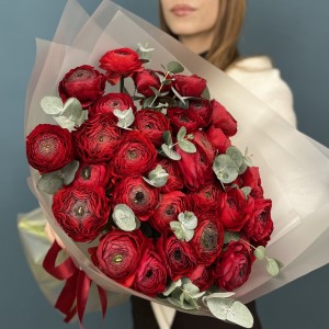 35 пышных красных ранункулюсов с эвкалиптом