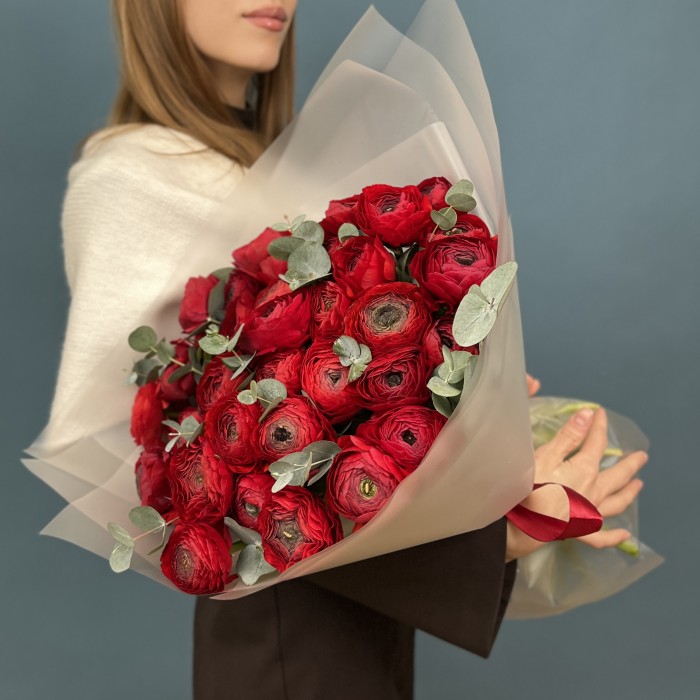 35 пышных красных ранункулюсов с эвкалиптом