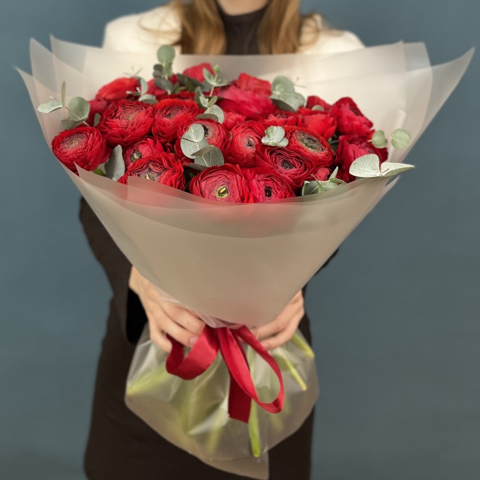 35 пышных красных ранункулюсов с эвкалиптом