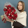 35 пышных красных ранункулюсов с эвкалиптом