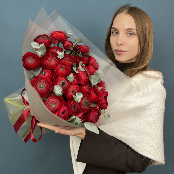 35 пышных красных ранункулюсов с эвкалиптом