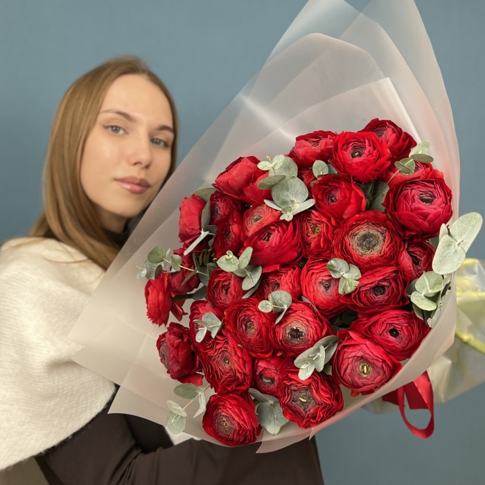 35 пышных красных ранункулюсов с эвкалиптом