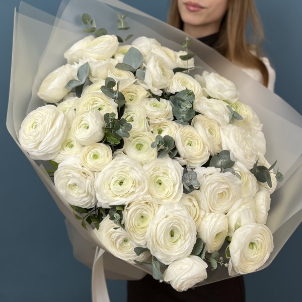 51 пышный белый ранункулюс с эвкалиптом