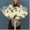 51 пышный белый ранункулюс с эвкалиптом