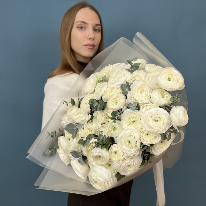 51 пышный белый ранункулюс с эвкалиптом