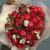 51 пышный красный ранункулюс с эвкалиптом
