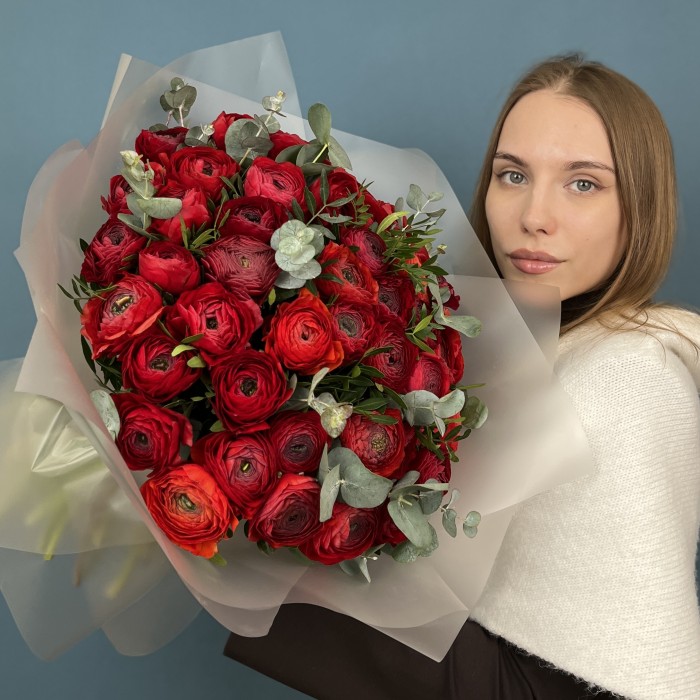 51 пышный красный ранункулюс с эвкалиптом