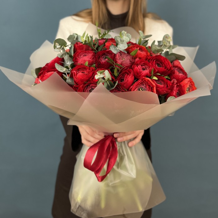 51 пышный красный ранункулюс с эвкалиптом