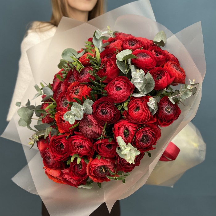 51 пышный красный ранункулюс с эвкалиптом