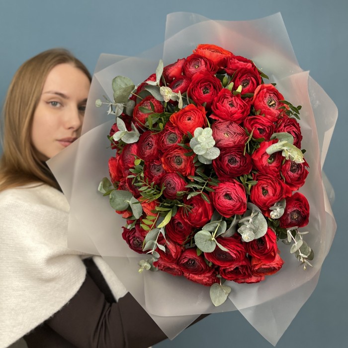 51 пышный красный ранункулюс с эвкалиптом