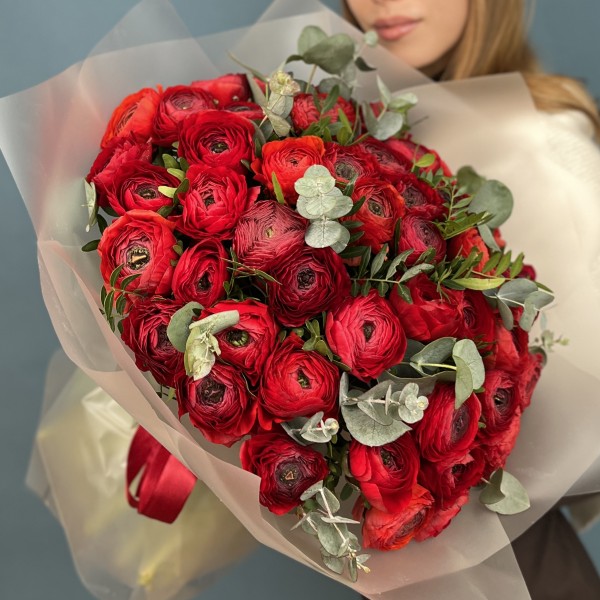 51 пышный красный ранункулюс с эвкалиптом