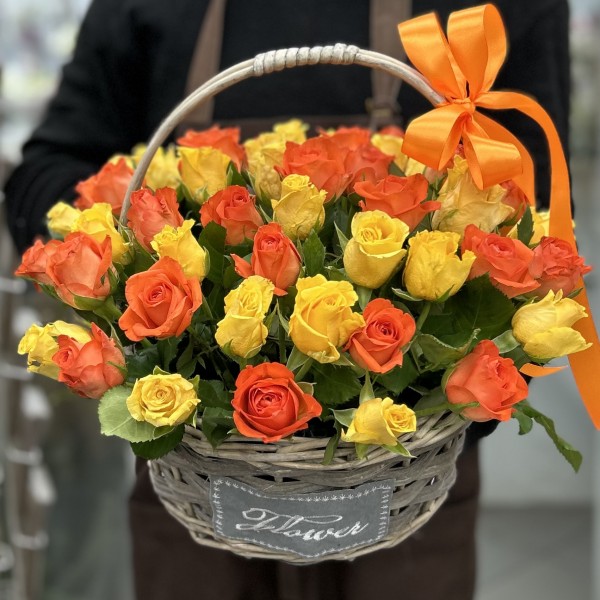 61 желтая и оранжевая роза 40 см в корзине