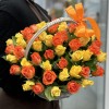 61 желтая и оранжевая роза 40 см в корзине