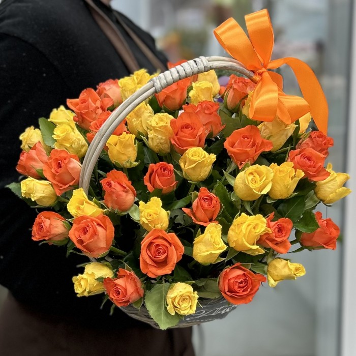 61 желтая и оранжевая роза 40 см в корзине