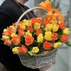 61 желтая и оранжевая роза 40 см в корзине