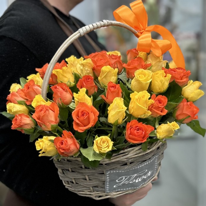61 желтая и оранжевая роза 40 см в корзине
