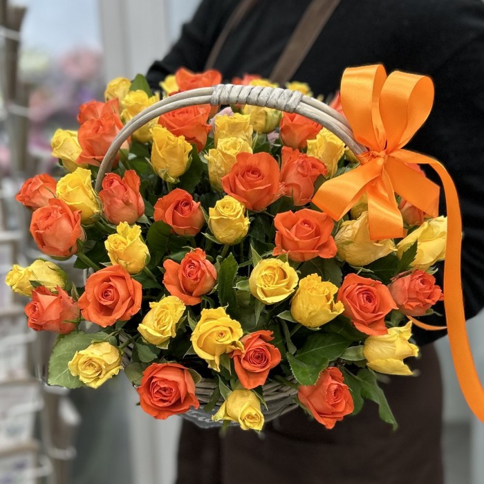 61 желтая и оранжевая роза 40 см в корзине