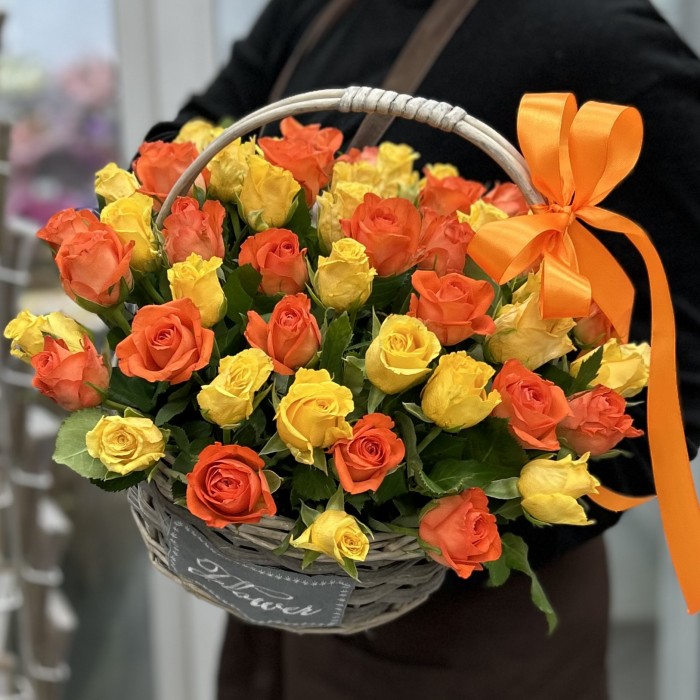 61 желтая и оранжевая роза 40 см в корзине
