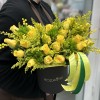 Композиция из роз и мимозы Солнечный День