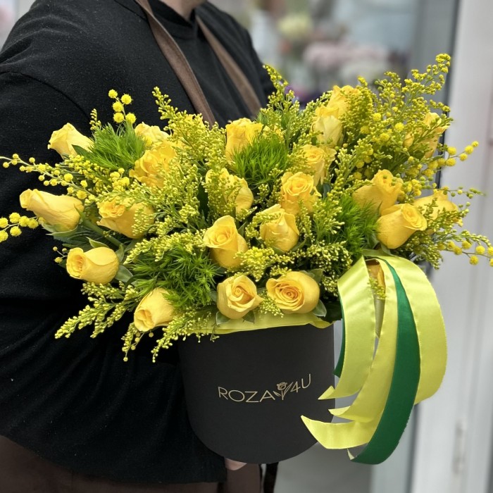 Композиция из роз и мимозы Солнечный День