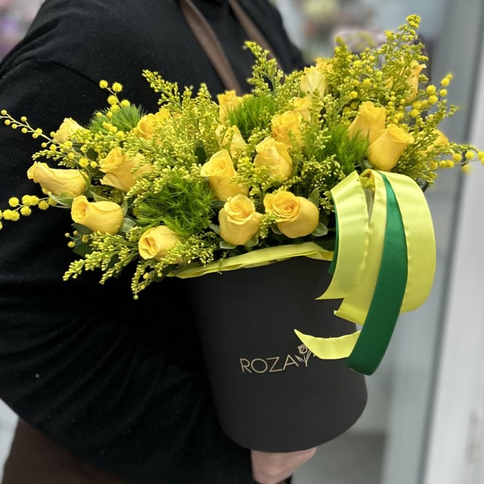 Композиция из роз и мимозы Солнечный День
