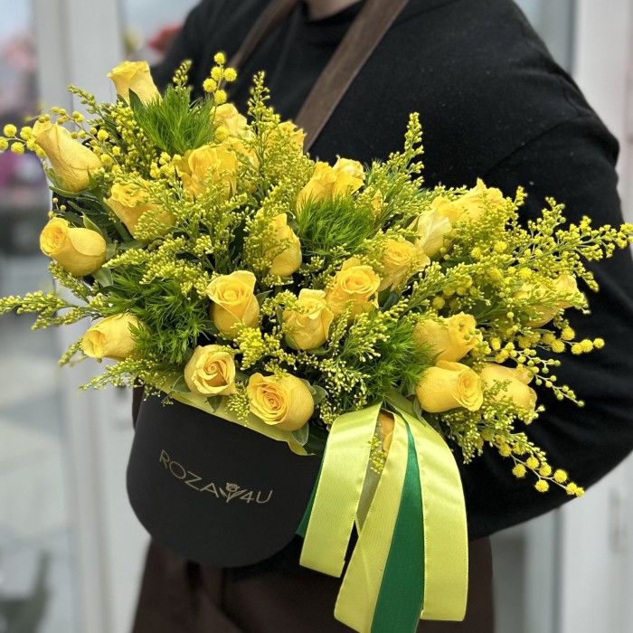 Композиция из роз и мимозы Солнечный День