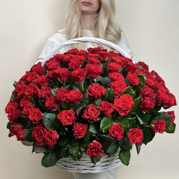 151 красная роза Эль Торо в корзине