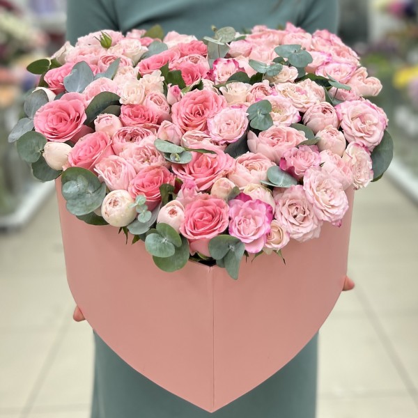 Розовые кустовые розы в коробке сердце