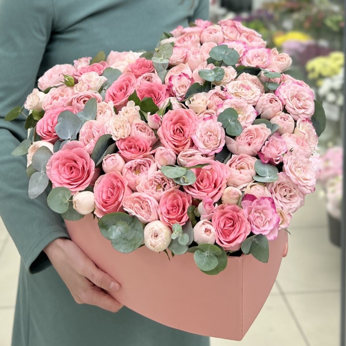 Розовые кустовые розы в коробке сердце