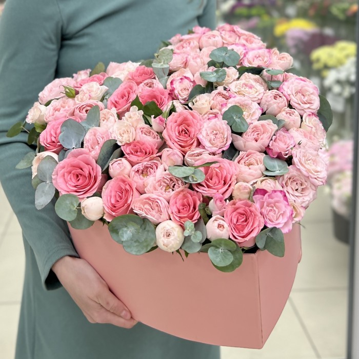 Розовые кустовые розы в коробке сердце