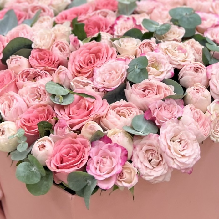 Розовые кустовые розы в коробке сердце