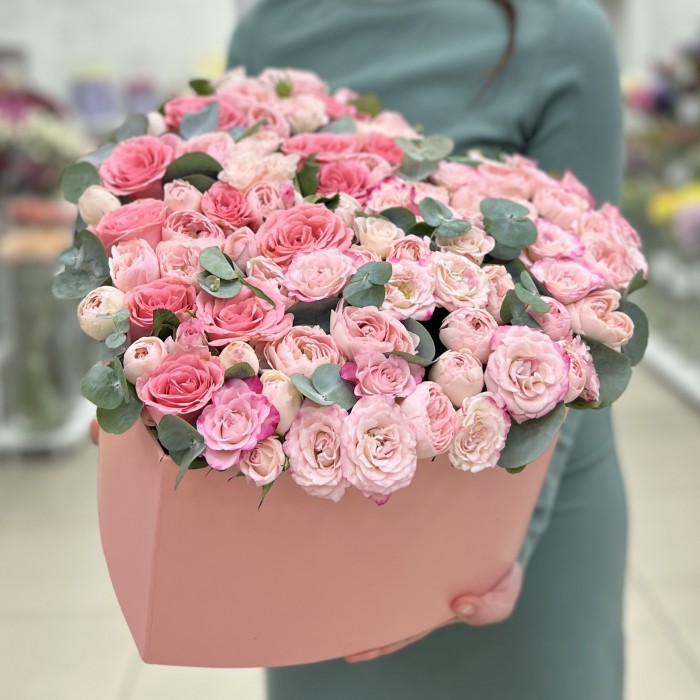 Розовые кустовые розы в коробке сердце