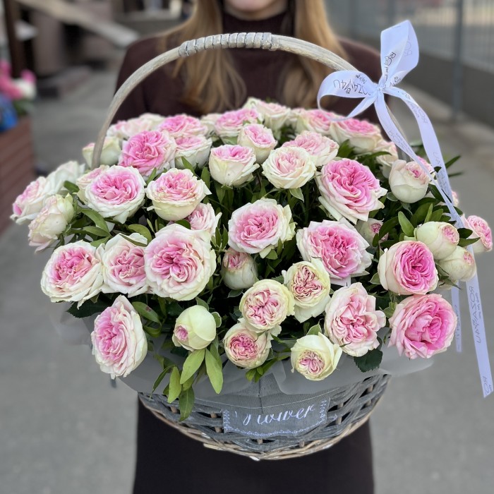 15 кустовых пионовидных роз Джелатто в корзине