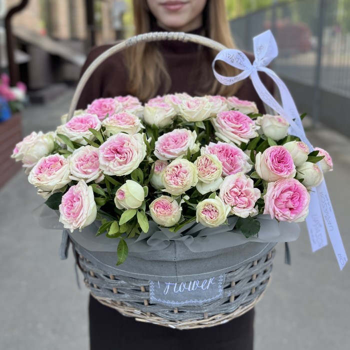 15 кустовых пионовидных роз Джелатто в корзине