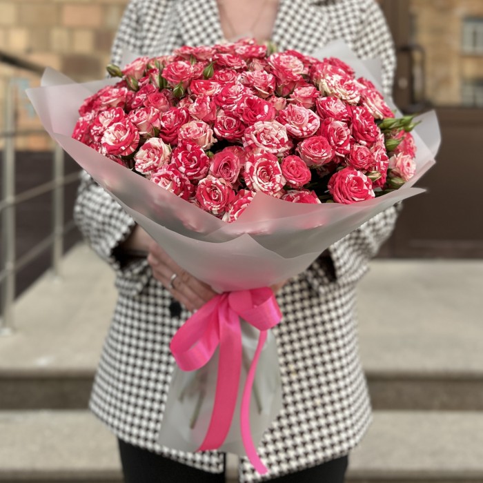 25 кустовых роз Файрворкс 40 см