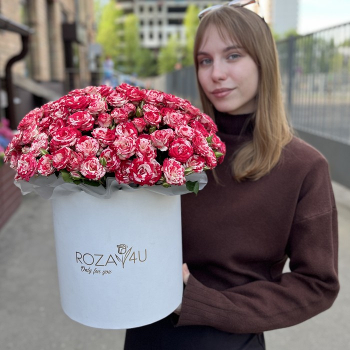 25 кустовых роз Файрворкс в коробке