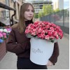 25 кустовых роз Файрворкс в коробке