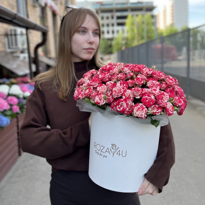 25 кустовых роз Файрворкс в коробке